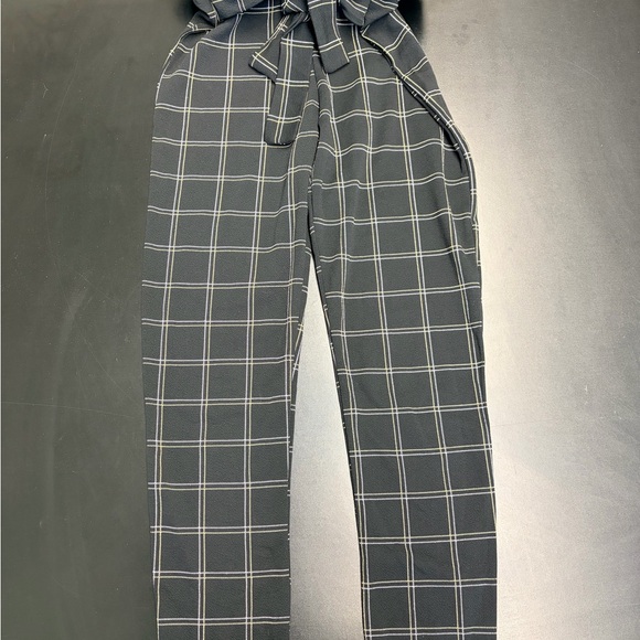 PrettyLittleThing Black Grid Pattern Cropped Pants - Picture 3 of 5